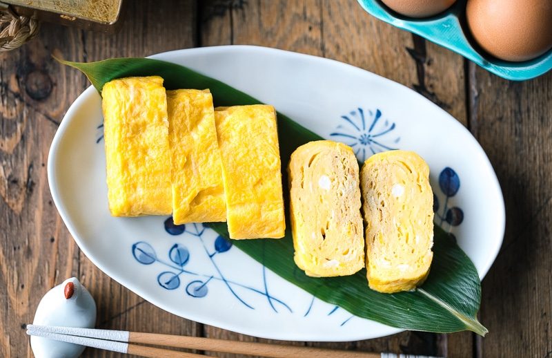 japanese-omelette-with-chopsticks